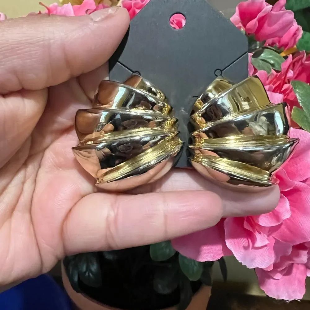1970s LES BERNARD Large Brushed Gold Tone Modernist Scalloped Clip Earrings